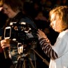 Foto zeigt Mädchen mit TV-Filmkamera