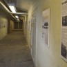 Foto zeigt einen Flur mit Ausstellungstafeln in der Abtei Brauweiler